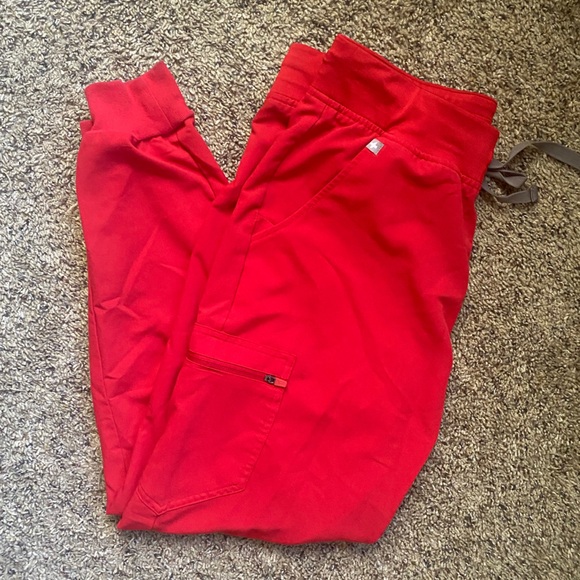 FIGS Zamora Jogger Scrub in Pop Red, size M - Picture 2 of 6